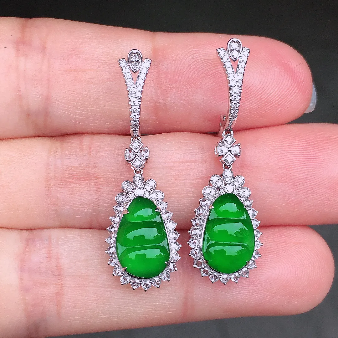 阳绿福豆耳坠，色泽均匀艳丽，玉质细腻，荧光感超
强，饱满水润，气质满满。18k
金豪华镶嵌