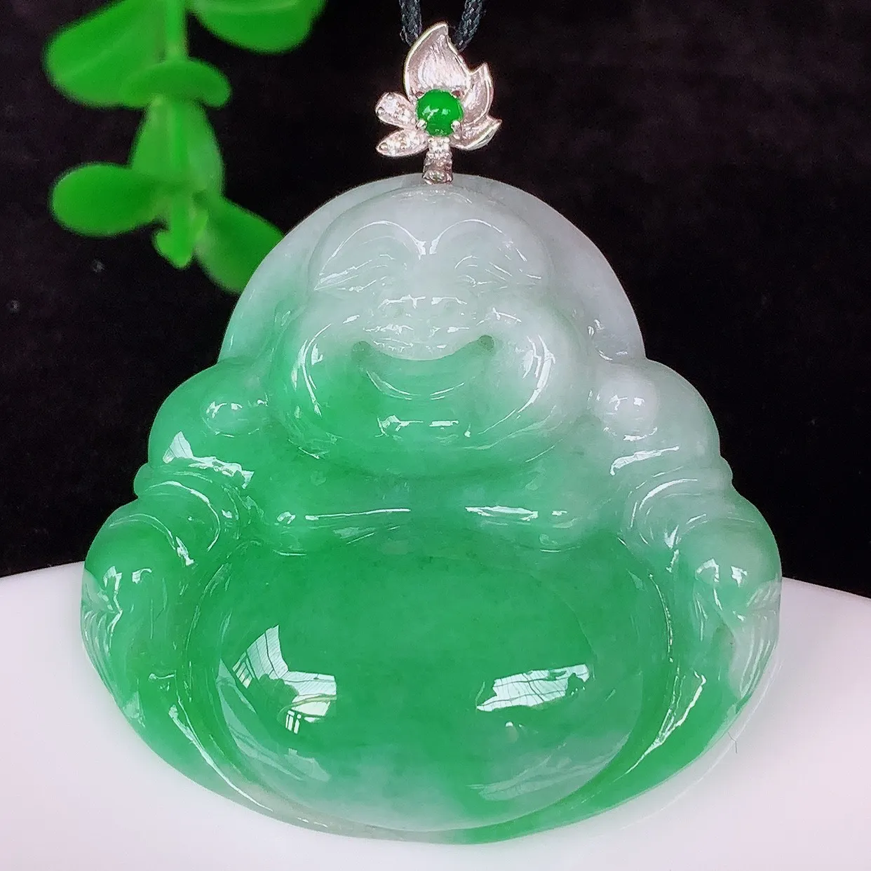 自然光实拍，18K金镶嵌冰糯种飘绿翡翠佛公吊坠，冰透饱满， 佛公亦保平安，寓意有福（佛公）相伴，品相
