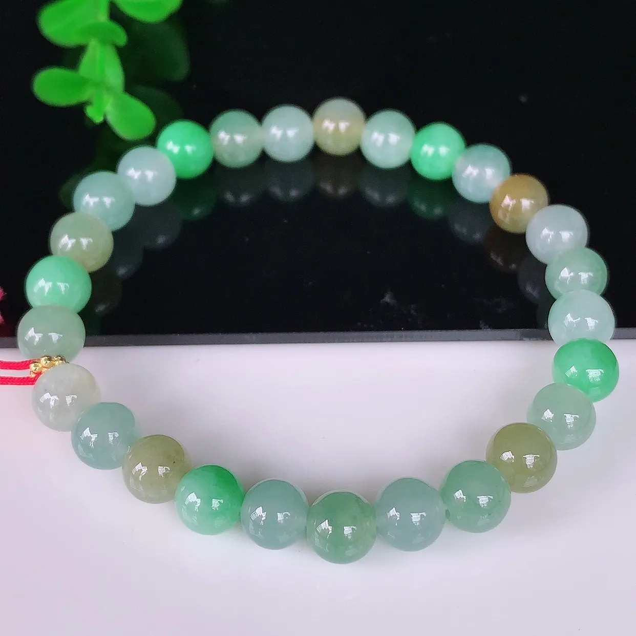 自然光实拍，冰润三彩圆珠翡翠手串手链，种老水足，冰清玉润  颜色漂亮  #46.10取一尺寸7mm