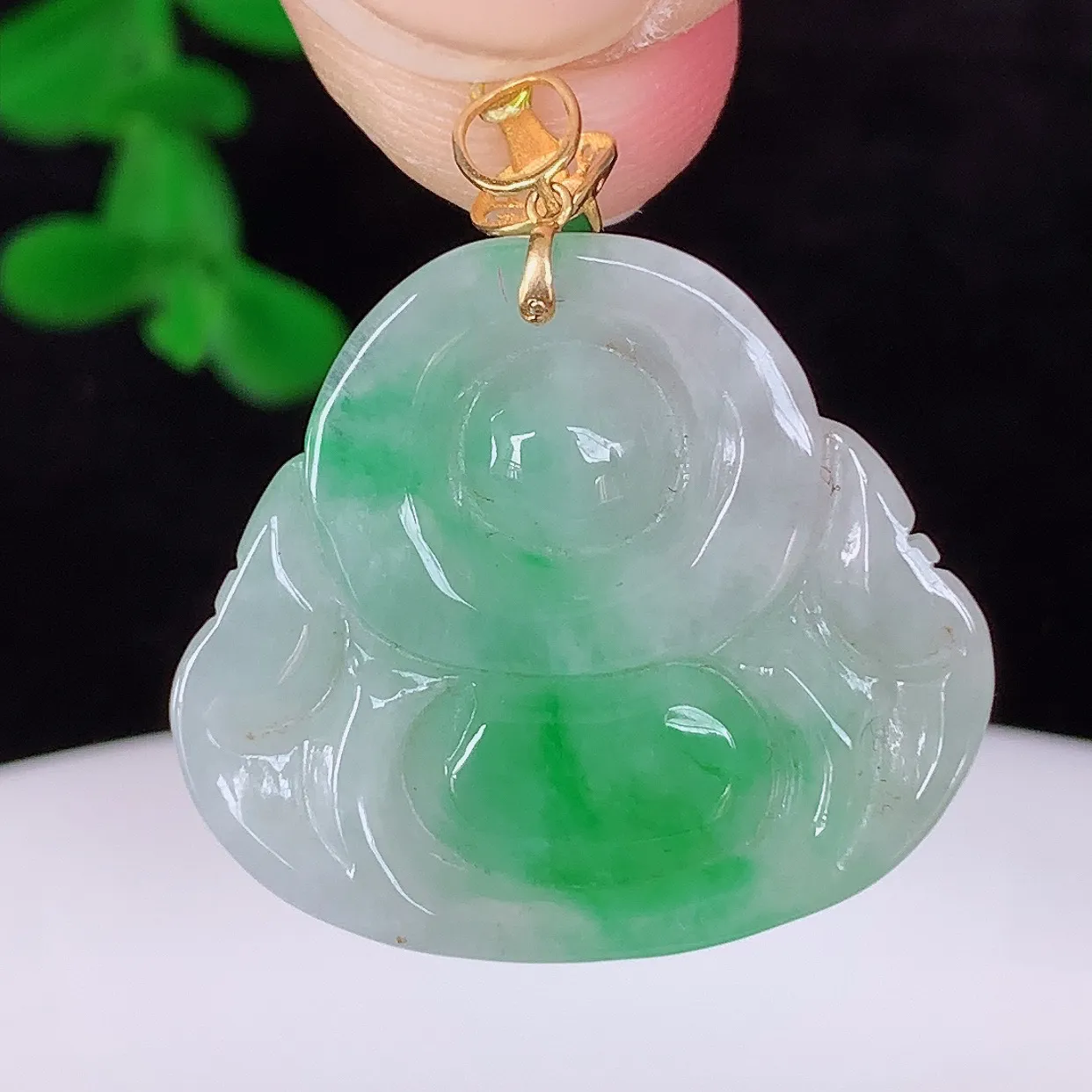 自然光实拍，18K金镶嵌冰糯种飘阳绿翡翠佛公吊坠，冰透饱满， 佛公亦保平安，寓意有福（佛公）相伴，品相佳， 配戴优雅迷人！#35.10