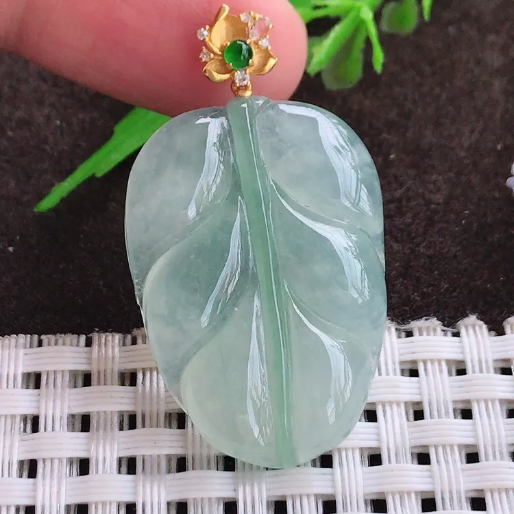 自然光实拍，老坑18k金镶嵌冰润起胶晴底叶子吊坠，玉质细腻，冰莹起胶，色泽鲜美，均匀靓丽，雕工精湛，意境优美，清秀灵气，高档大气，尺寸21.2/22.3/5.3
