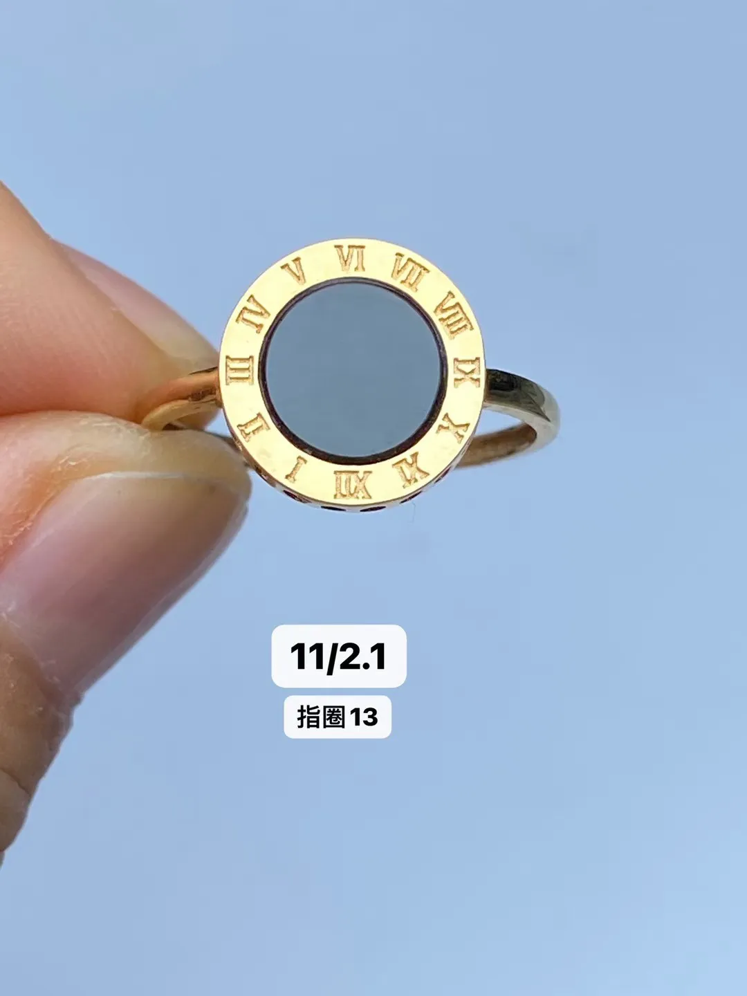 【墨翠戒指】
18k黄金镶嵌 黑度好 灯打通透  品相饱满大气 尺寸11