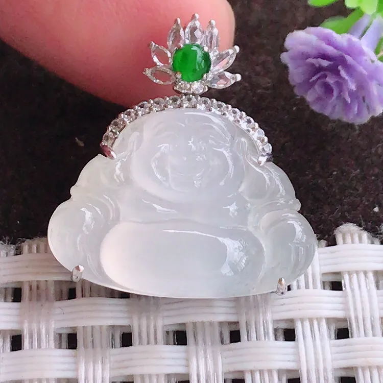 自然光实拍，老坑18k金镶嵌冰种起光佛公吊坠，玉质细腻，冰莹起胶，色泽鲜美，均匀靓丽，雕工精湛，意境优美，清秀灵气，高档大气，尺寸25.8/25/8