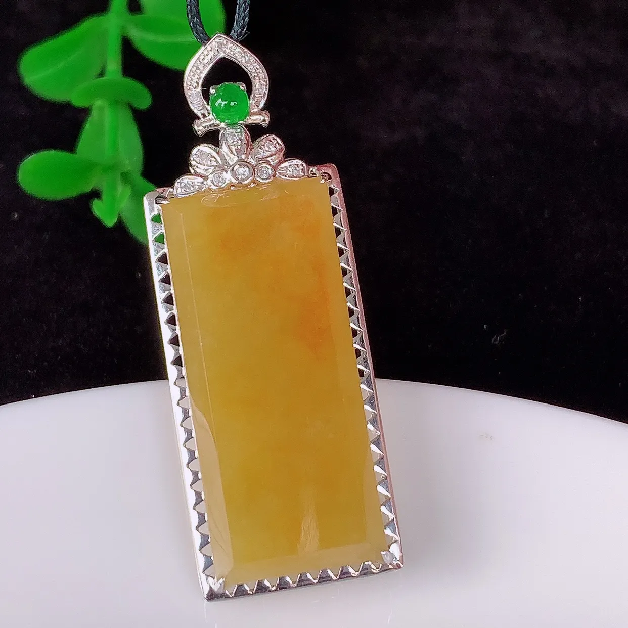 自然光实拍，18K金镶嵌水润冰糯种黄翡翡翠平安无事牌吊坠，翡翠无事牌，平平安安，无事牌翠色灵动，佩戴平安时尚！#00.10整体40.5*14.5*6 裸石27*12