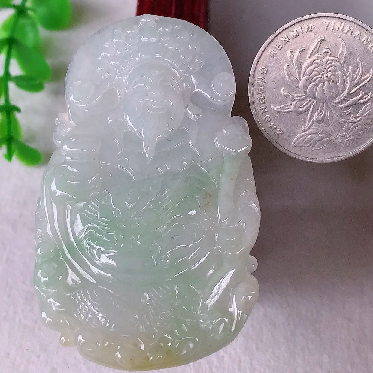 自然光实拍，冰润冰糯种双彩黄加绿翡翠财神爷吊坠，种老水足，翠色灵动，寓意美好，佩戴时尚出众！#68.12