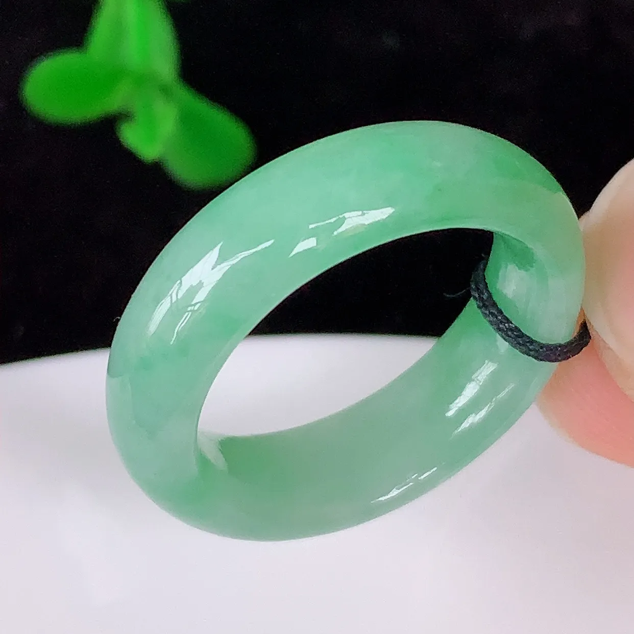 自然光实拍，冰润冰糯种飘绿17.5mm内径翡翠指环，玉戒指，玉质莹润，好精美好冰润的指环，14圈口，上手纤巧！#45.12
