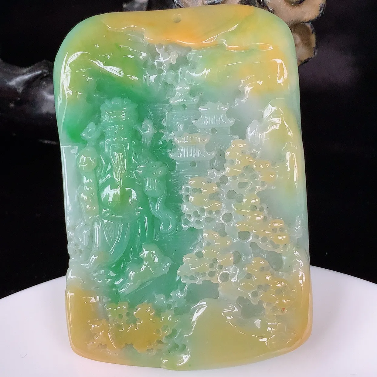 自然光实拍，冰润冰糯种双彩黄加绿翡翠山水财神爷吊坠，种老水足，翠色灵动，寓意美好，佩戴时尚出众！#9