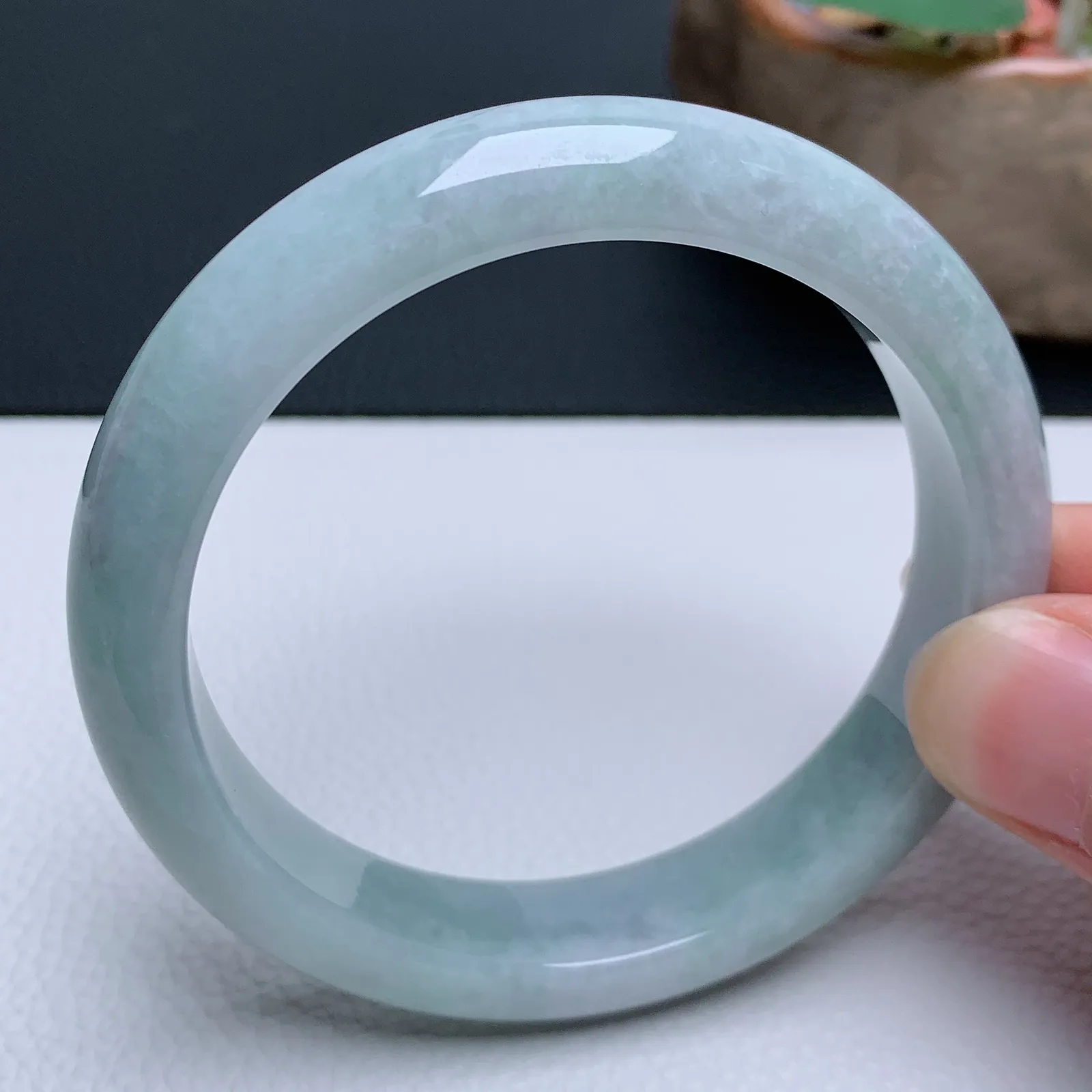 天然翡翠圈口59-60老坑手镯 玉质细腻 种水好 尺寸：59.3-12.5-8.6mm  M66