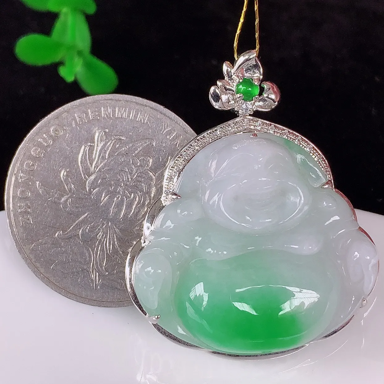 自然光实拍，18K金镶嵌冰糯种飘阳绿翡翠佛公吊坠，冰透饱满， 佛公亦保平安，寓意有福（佛公）相伴，品相佳，配戴优雅迷人！#35.12整体35*29.5*10裸石24*27.5