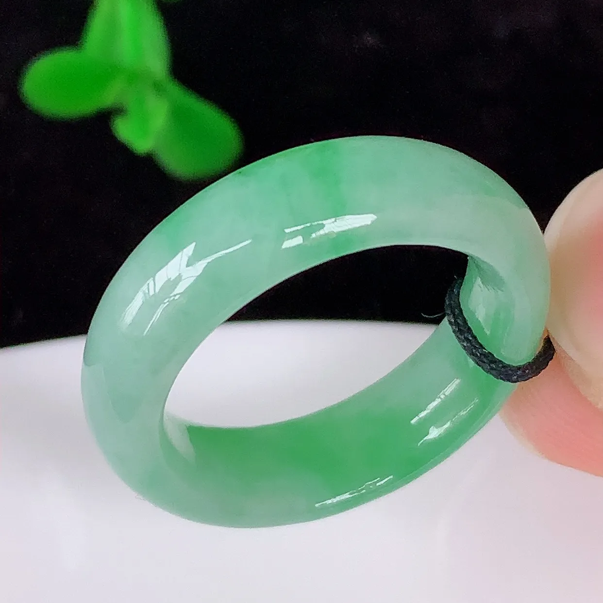 自然光实拍，冰润冰糯种飘绿17.5mm内径翡翠指环，玉戒指，玉质莹润，好精美好冰润的指环，14圈口，上手纤巧！#45.12