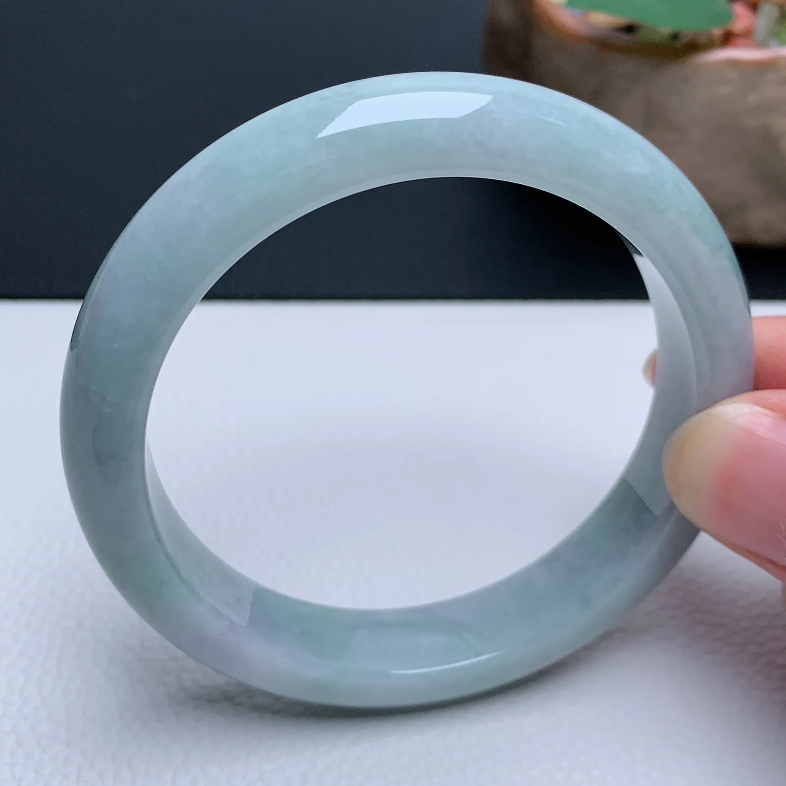 天然翡翠圈口59-60老坑手镯 玉质细腻 种水好 尺寸：59.3-12.5-8.5mm  M66