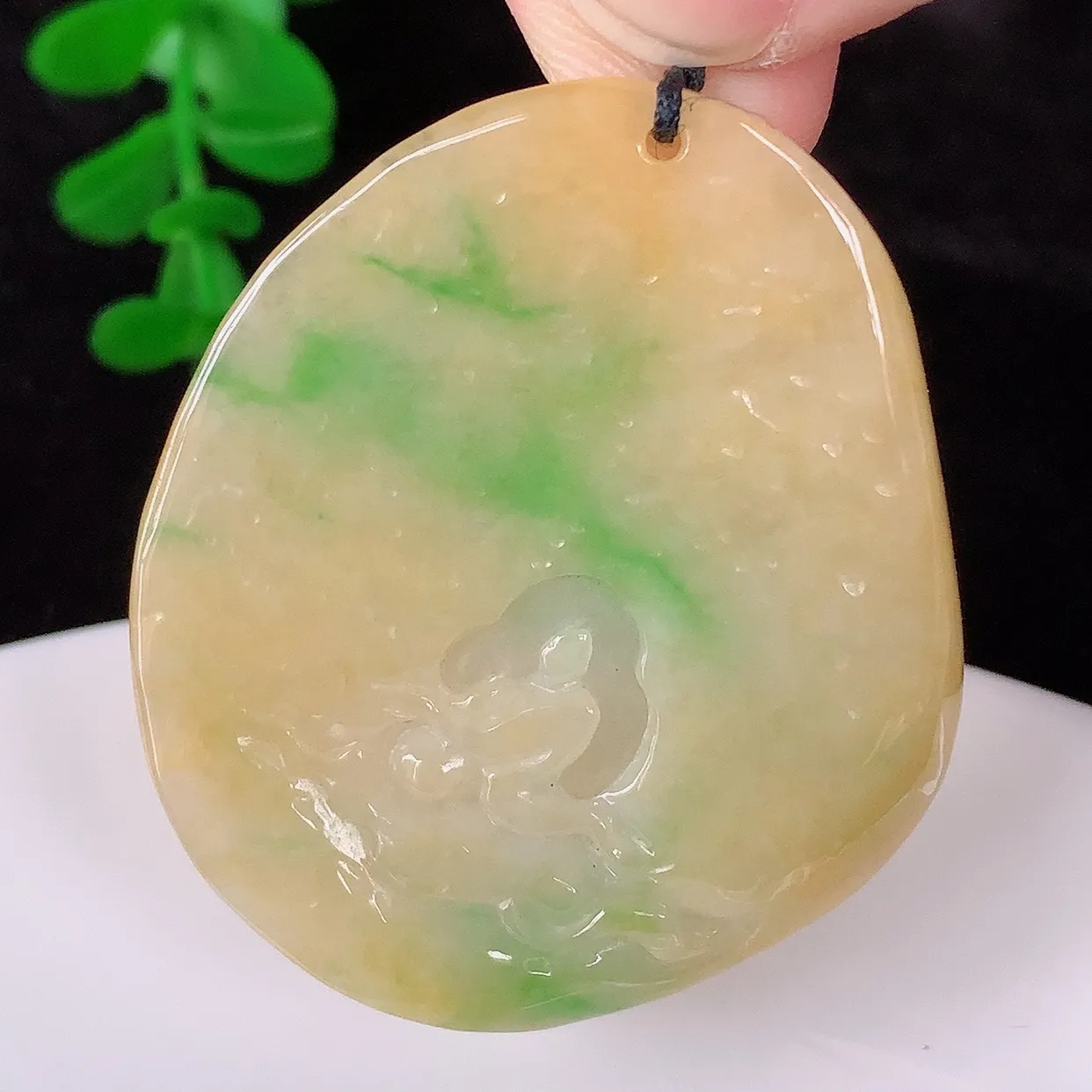 自然光实拍，冰润冰糯种双彩黄加绿翡翠悟道吊坠，翡翠悟道寓意“祥和，安宁，吉祥，幸福”，佩戴效果优雅迷人，性价比超高！#97.12