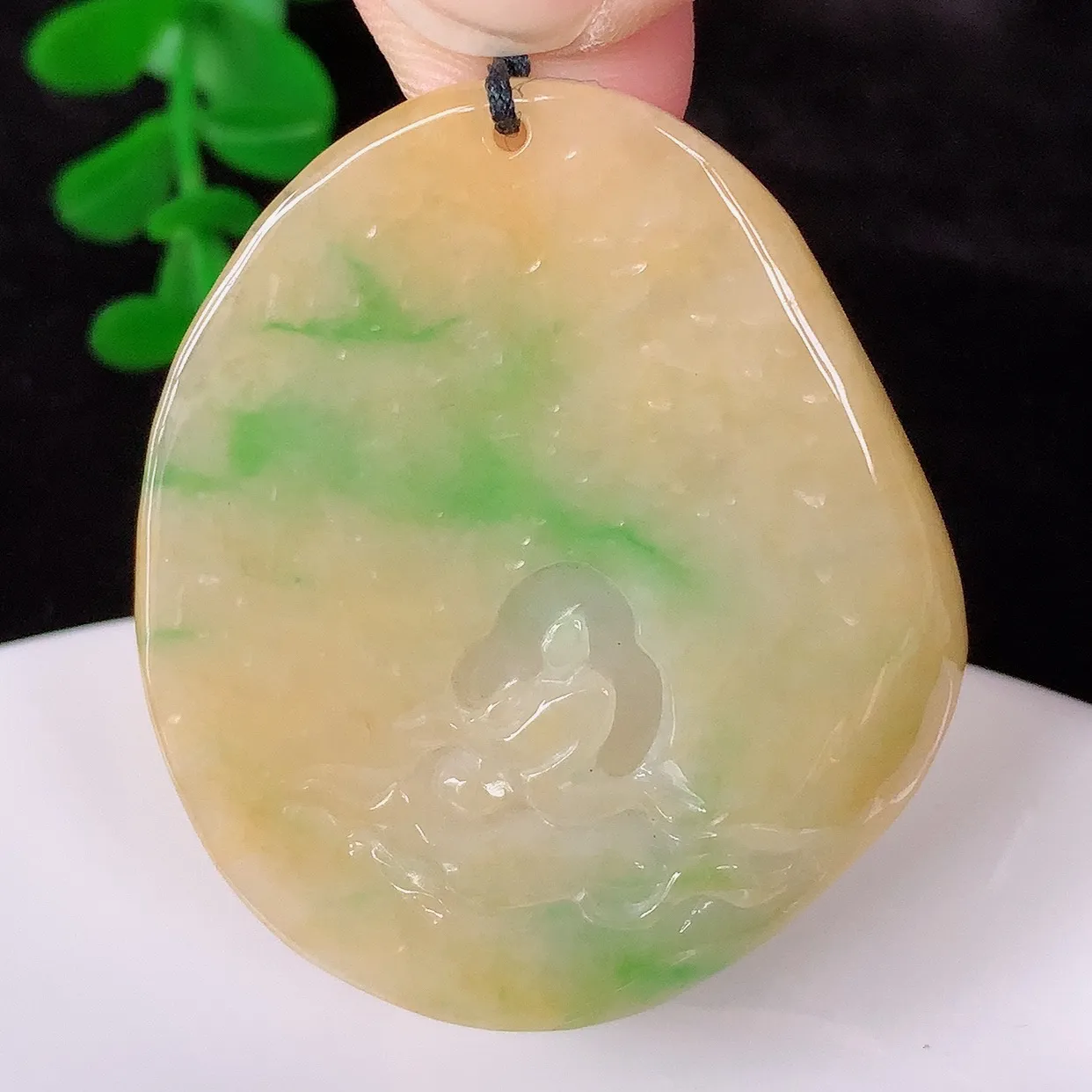 自然光实拍，冰润冰糯种双彩黄加绿翡翠悟道吊坠，翡翠悟道寓意“祥和，安宁，吉祥，幸福”，佩戴效果优雅迷