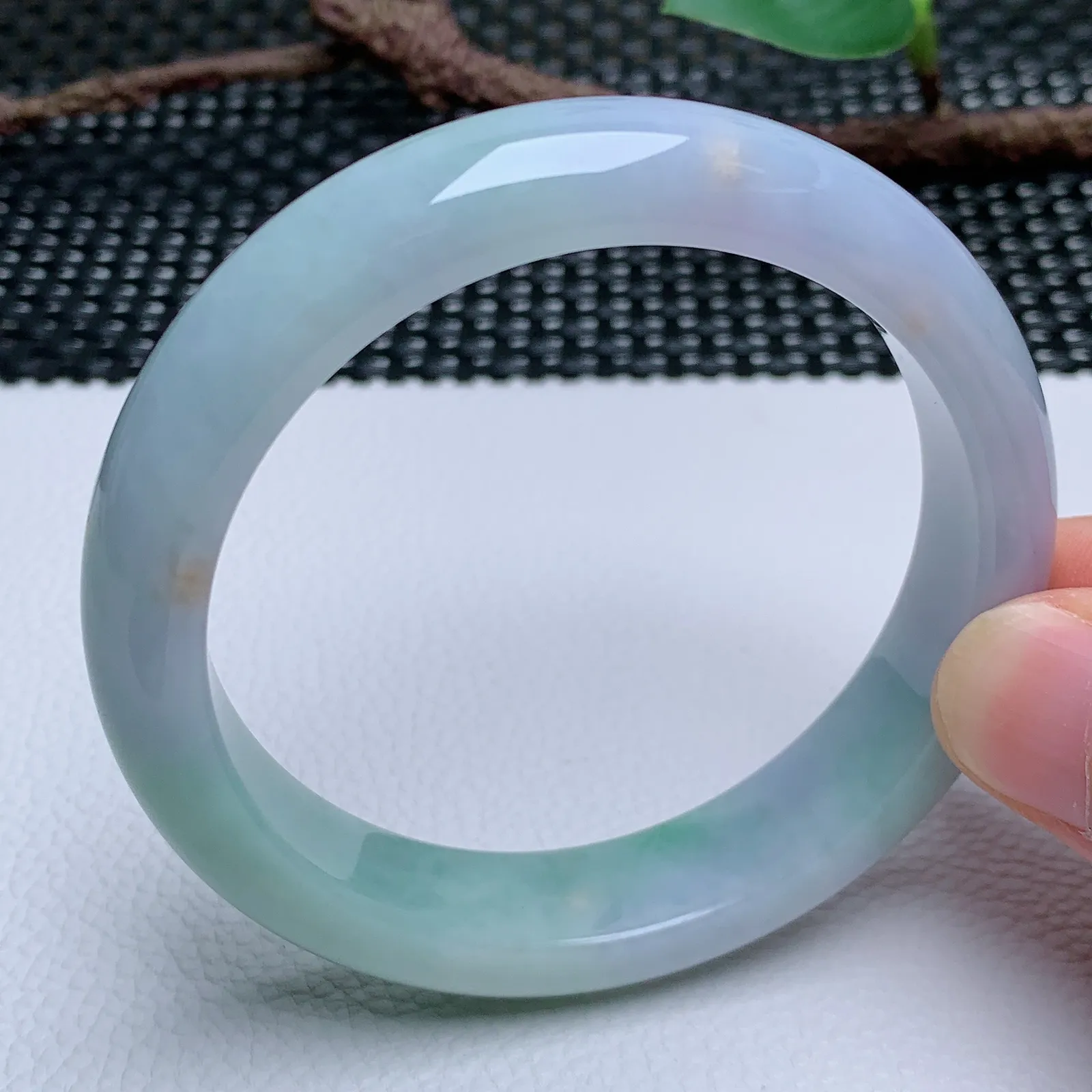 天然翡翠圈口58-59老坑紫罗兰春彩手镯 玉质细腻 种水好 尺寸：58.7-13.2-8.6mm  M66