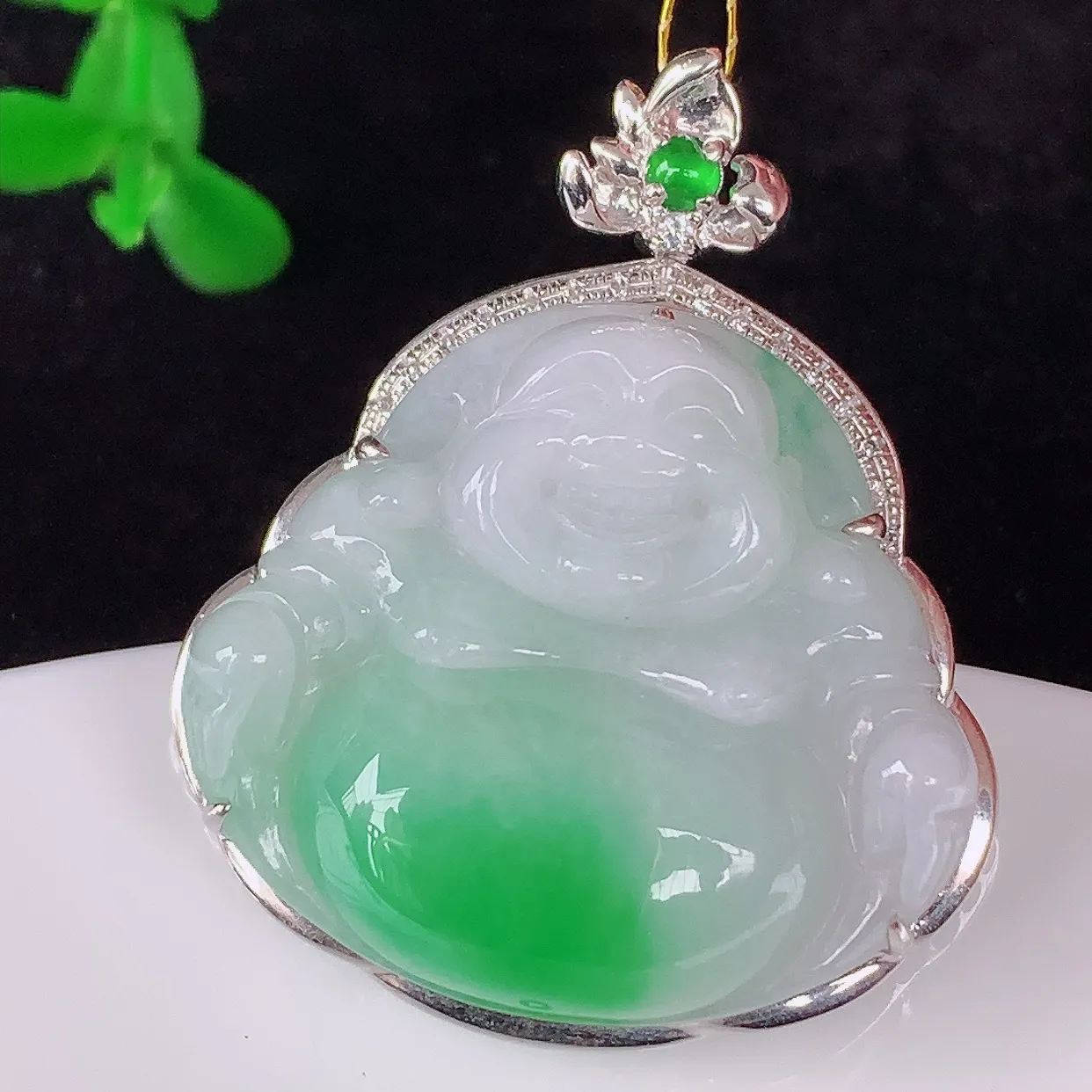 自然光实拍，18K金镶嵌冰糯种飘阳绿翡翠佛公吊坠，冰透饱满， 佛公亦保平安，寓意有福（佛公）相伴，品相佳，配戴优雅迷人！#35.12整体35*29.5*10裸石24*27.5