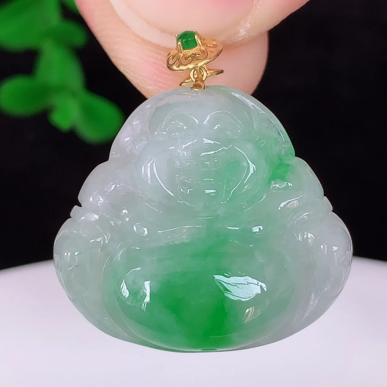 自然光实拍，18K金镶嵌冰糯种飘阳绿翡翠佛公吊坠，冰透饱满， 佛公亦保平安，寓意有福（佛公）相伴，品