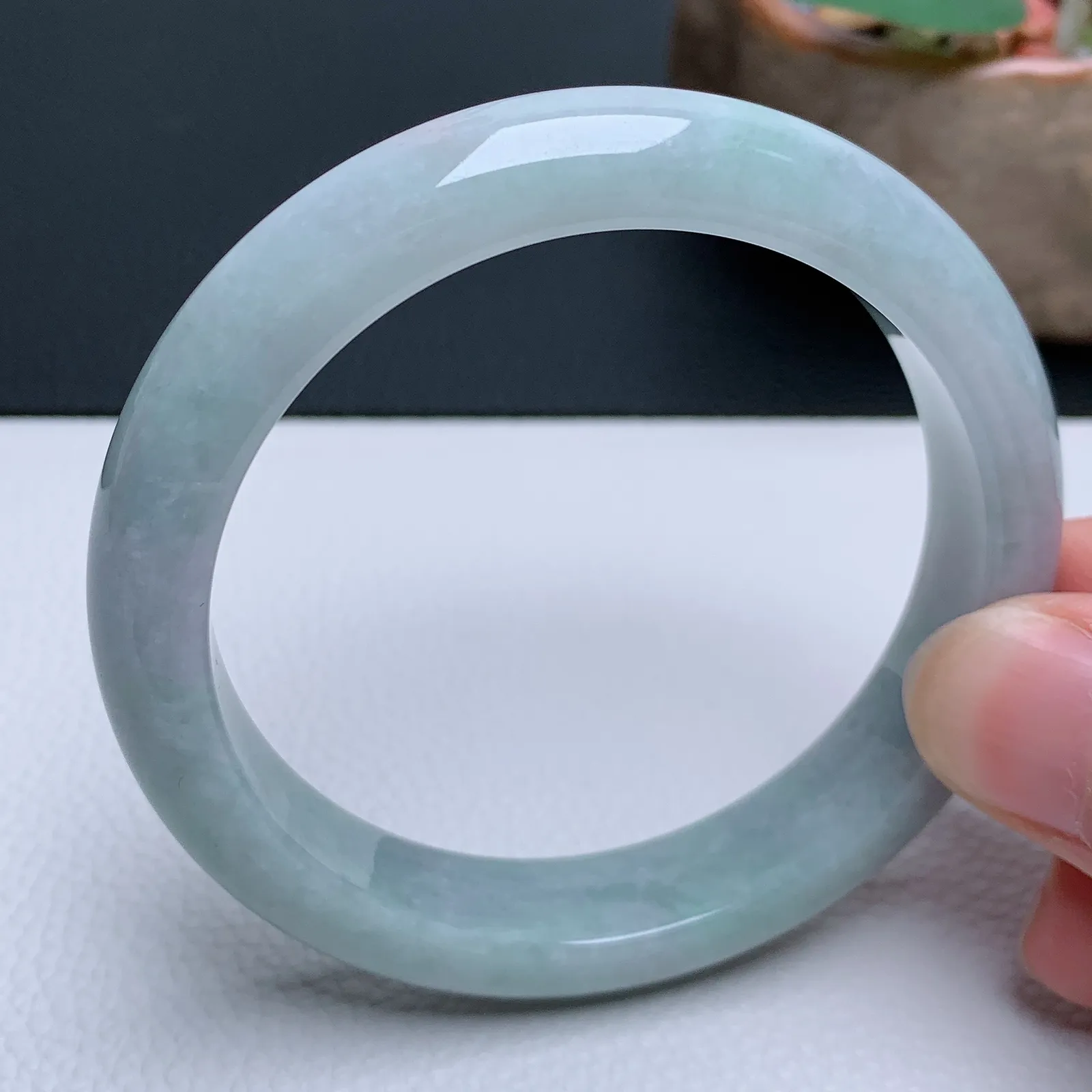 天然翡翠圈口59-60老坑手镯 玉质细腻 种水好 尺寸：59.3-12.5-8.6mm  M66