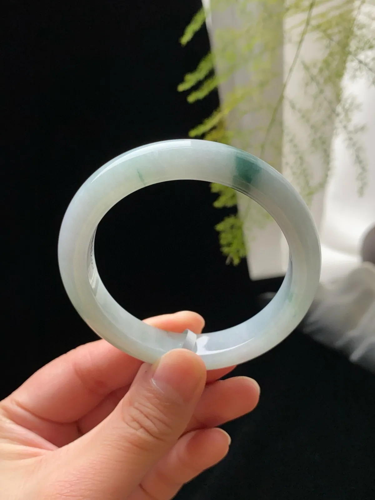 翡翠冰糯种飘绿手镯