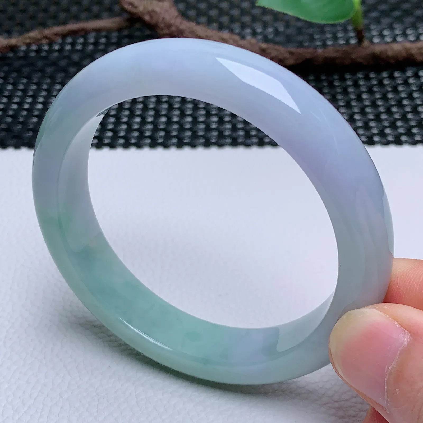 天然翡翠圈口58-59老坑紫罗兰春彩手镯 玉质细腻 种水好 尺寸：58.7-13.2-8.6mm  M66