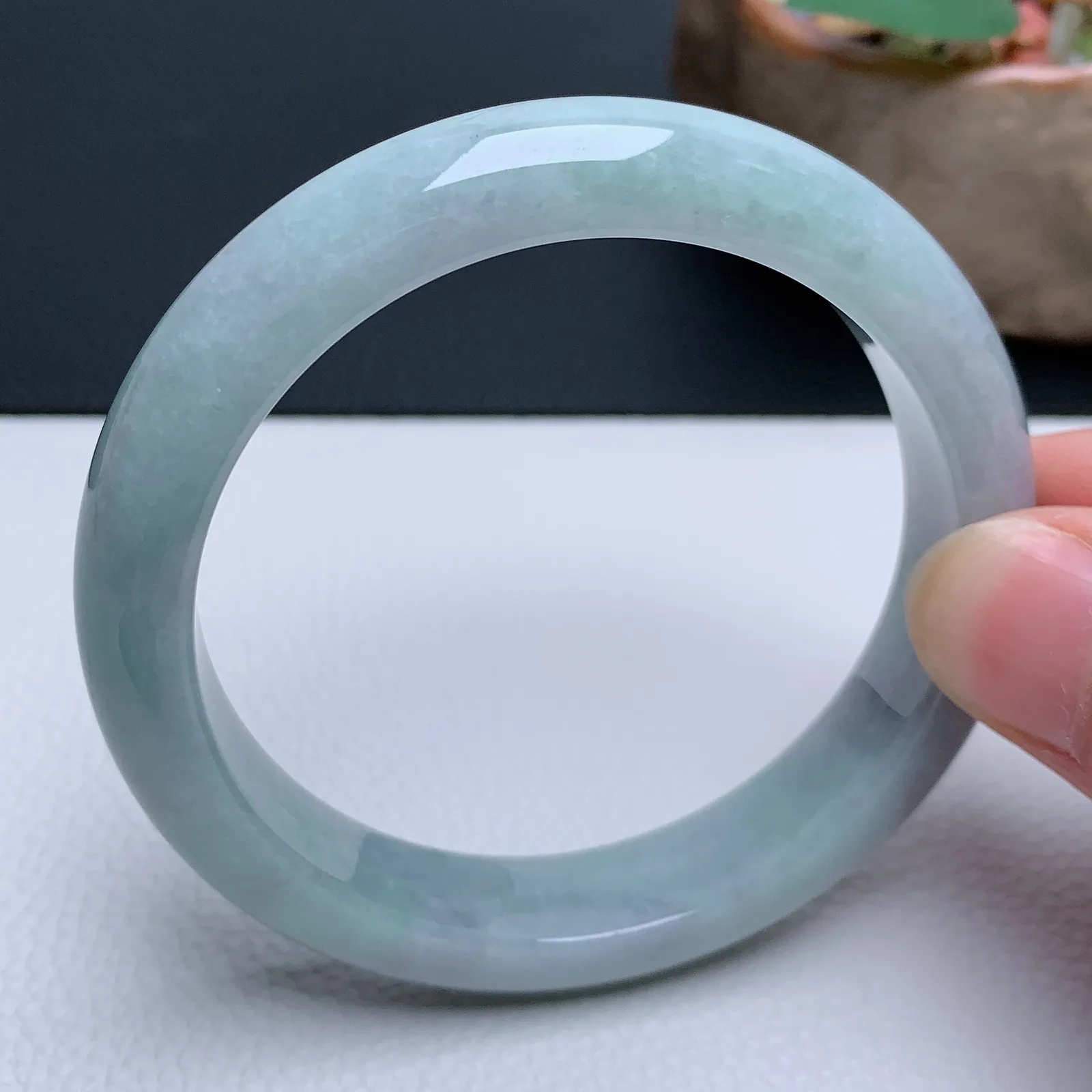 天然翡翠圈口59-60老坑手镯 玉质细腻 种水好 尺寸：59.3-12.5-8.5mm  M66