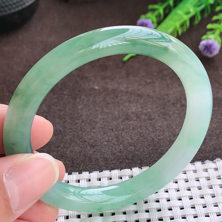 自然光，53.6圈口，老坑冰胶果冻水灵飘花圆条手镯，翡翠细条玉镯，玉质细腻，冰莹起胶，色泽鲜美，均匀靓丽，雕工精湛，意境优美，清秀灵气，优雅气质，尺寸53.6/8.5/8.3