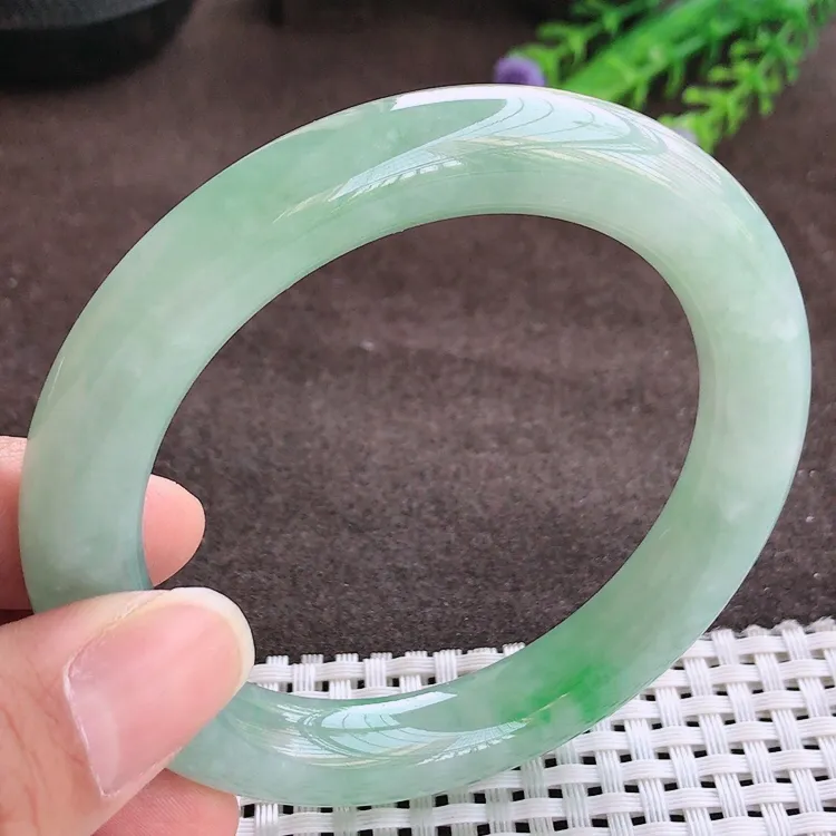 自然光，57.5圈口，老坑精美冰晴飘阳绿圆条手镯，翡翠玉镯，玉质细腻，冰莹起胶，色泽鲜美，均匀靓丽，雕工精湛，意境优美，清秀灵气，优雅气质，尺寸57.5/10.8