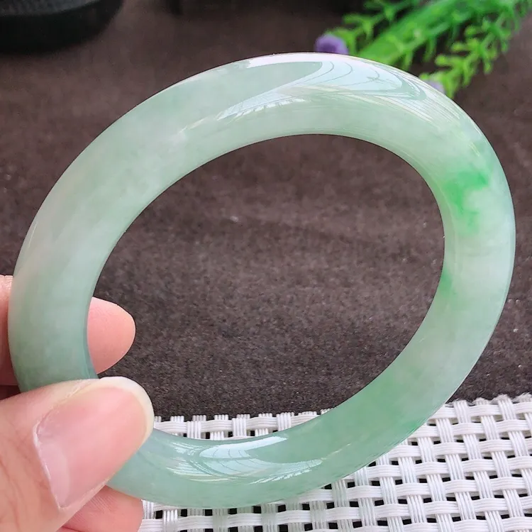 自然光，57.5圈口，老坑精美冰晴飘阳绿圆条手镯，翡翠玉镯，玉质细腻，冰莹起胶，色泽鲜美，均匀靓丽，雕工精湛，意境优美，清秀灵气，优雅气质，尺寸57.5/10.8