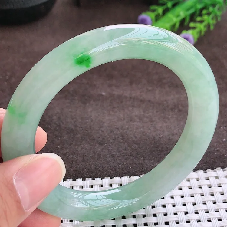 自然光，57.5圈口，老坑精美冰晴飘阳绿圆条手镯，翡翠玉镯，玉质细腻，冰莹起胶，色泽鲜美，均匀靓丽，雕工精湛，意境优美，清秀灵气，优雅气质，尺寸57.5/10.8