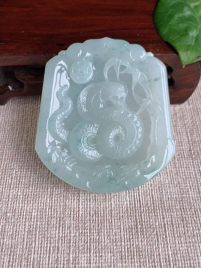 缅甸a货翡翠ddj老坑冰种飘花生肖蛇吊坠 整体51.2×45×5.7mm 29.11