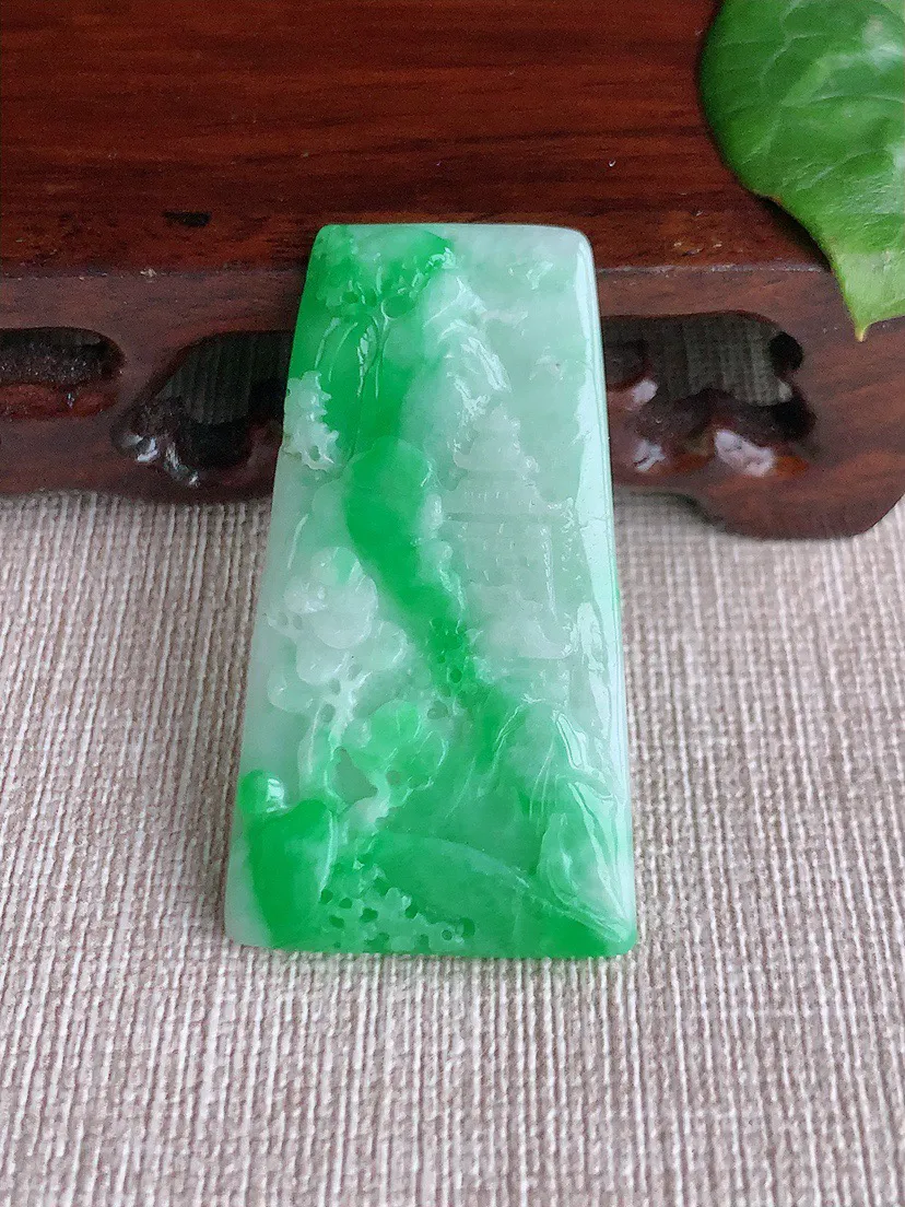缅甸a货翡翠ddj老坑冰润飘阳绿意境山水牌吊坠  整体44×24.3×4mm 10.18