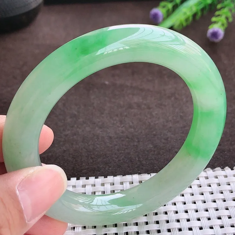 自然光，57.8圈口，老坑冰胶水灵满色飘阳绿胖圆条手镯，翡翠玉镯，玉质细腻，冰莹起胶，色泽鲜美，清秀灵气，优雅气质，尺寸57.8/11.7/11.3