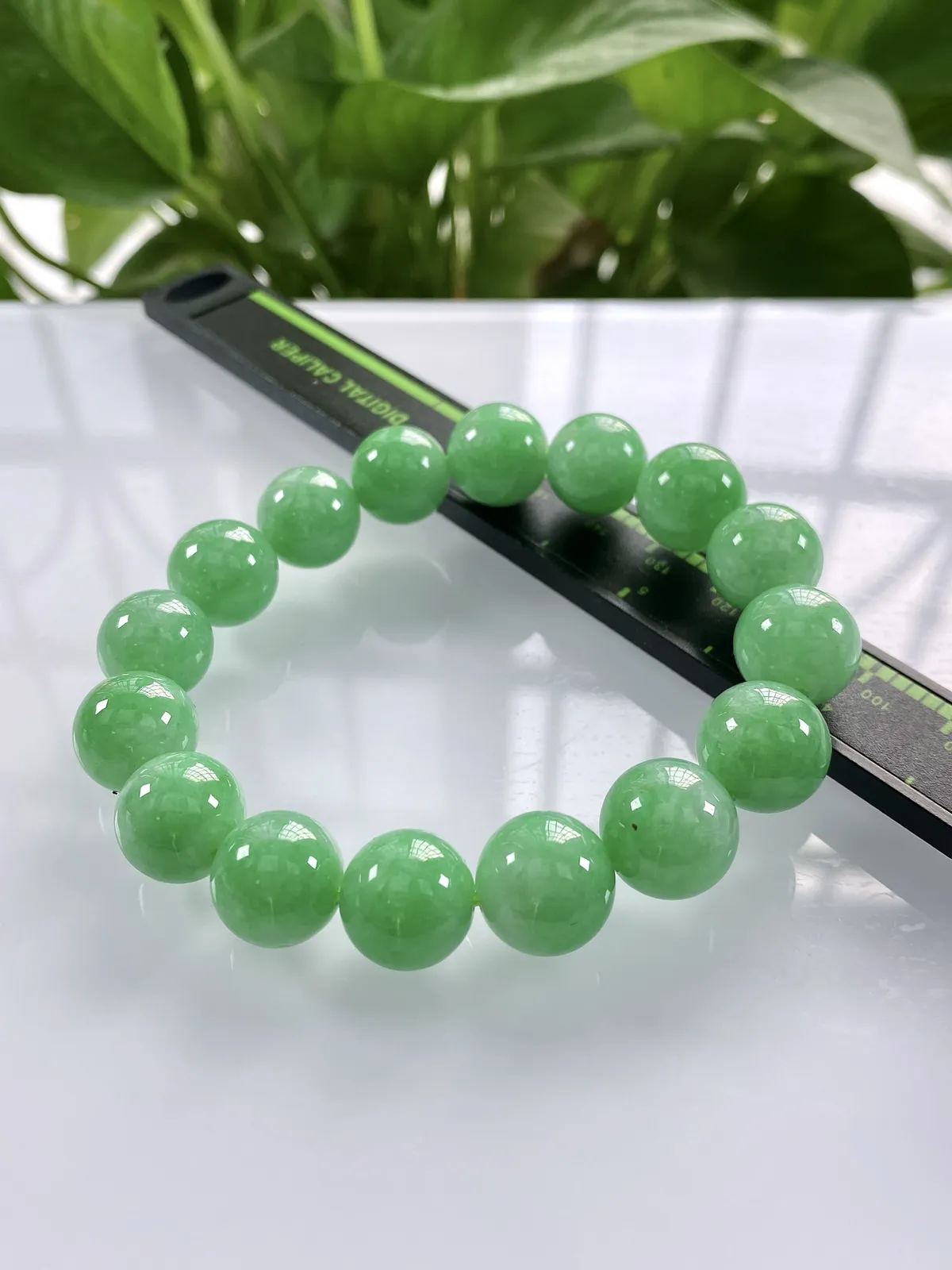 缅甸天然翡翠A货，卡13冰润满绿豆阳绿圆珠手串手链，尺寸：13mm/16颗，重量：56.92g
