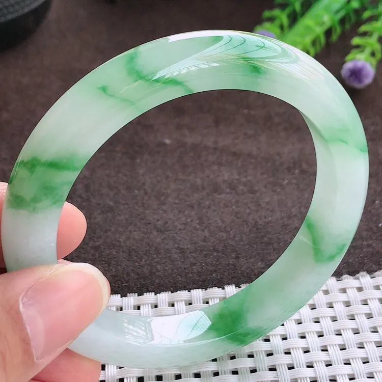 自然光，57.5圈口，老坑冰润起胶飘阳绿翠绿手镯，翡翠玉镯，玉质细腻，冰莹起胶，色泽鲜美，均匀靓丽，雕工精湛，意境优美，清秀灵气，优雅气质，尺寸57.5/10.5/9.2