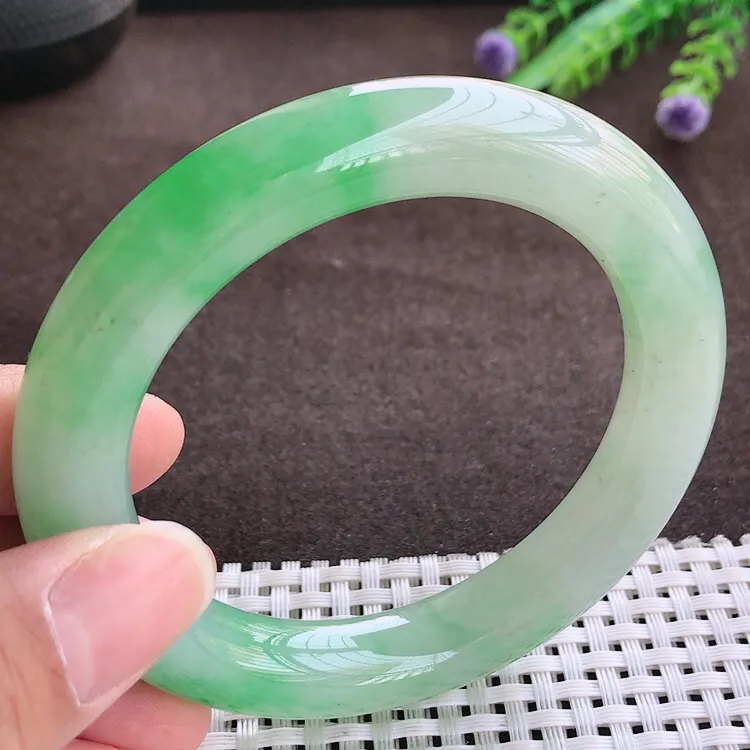 自然光，57.8圈口，老坑冰胶水灵满色飘阳绿胖圆条手镯，翡翠玉镯，玉质细腻，冰莹起胶，色泽鲜美，清秀灵气，优雅气质，尺寸57.8/11.7/11.3
