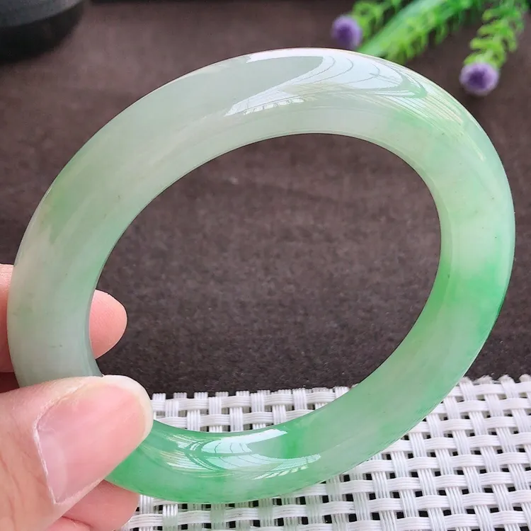自然光，57.8圈口，老坑冰胶水灵满色飘阳绿胖圆条手镯，翡翠玉镯，玉质细腻，冰莹起胶，色泽鲜美，清秀灵气，优雅气质，尺寸57.8/11.7/11.3