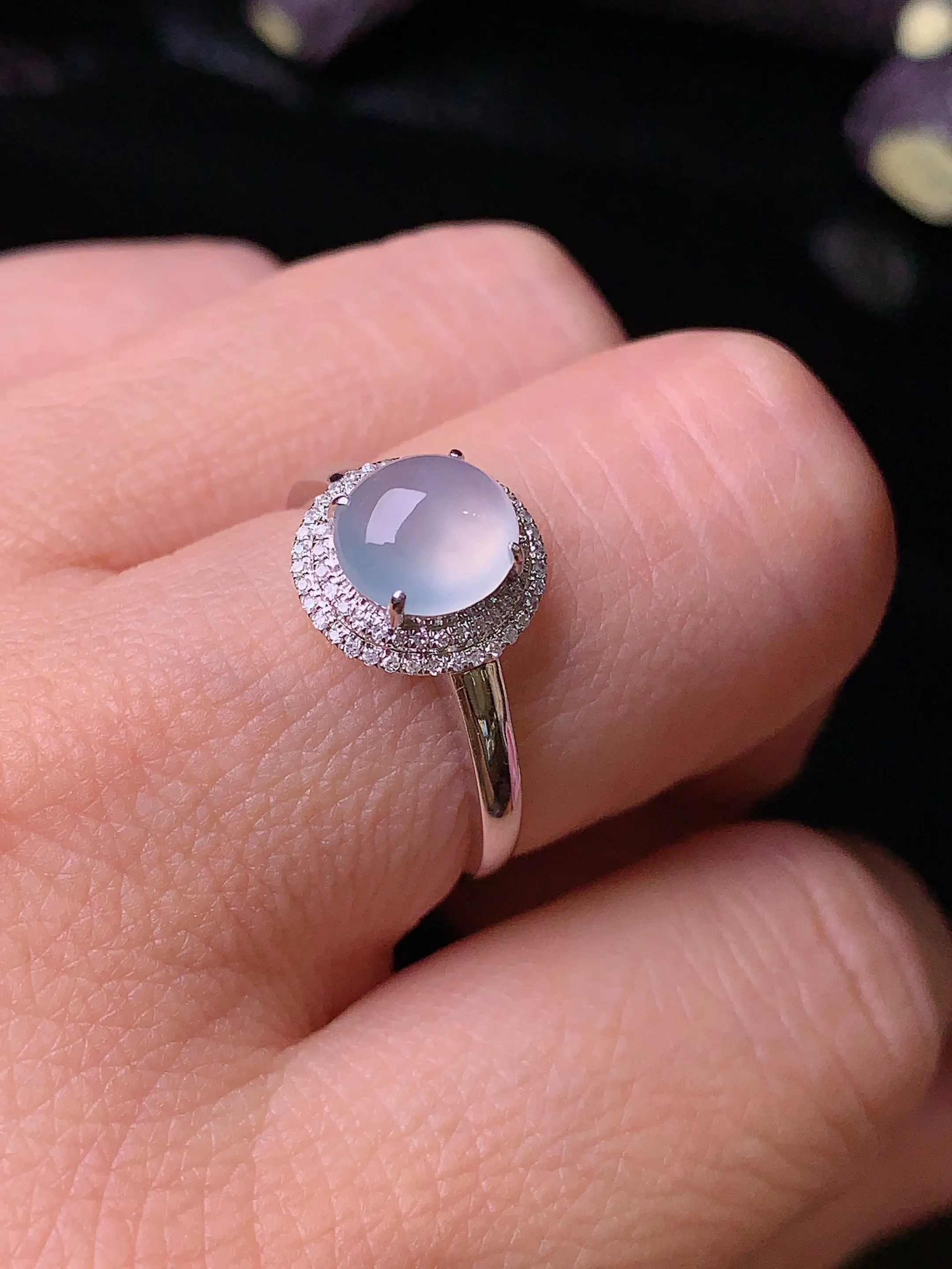 18k金钻镶嵌冰种蛋面戒指 玉质细腻 色泽清新艳丽 圈口14.5 整体尺寸10.3*9.8*7.5