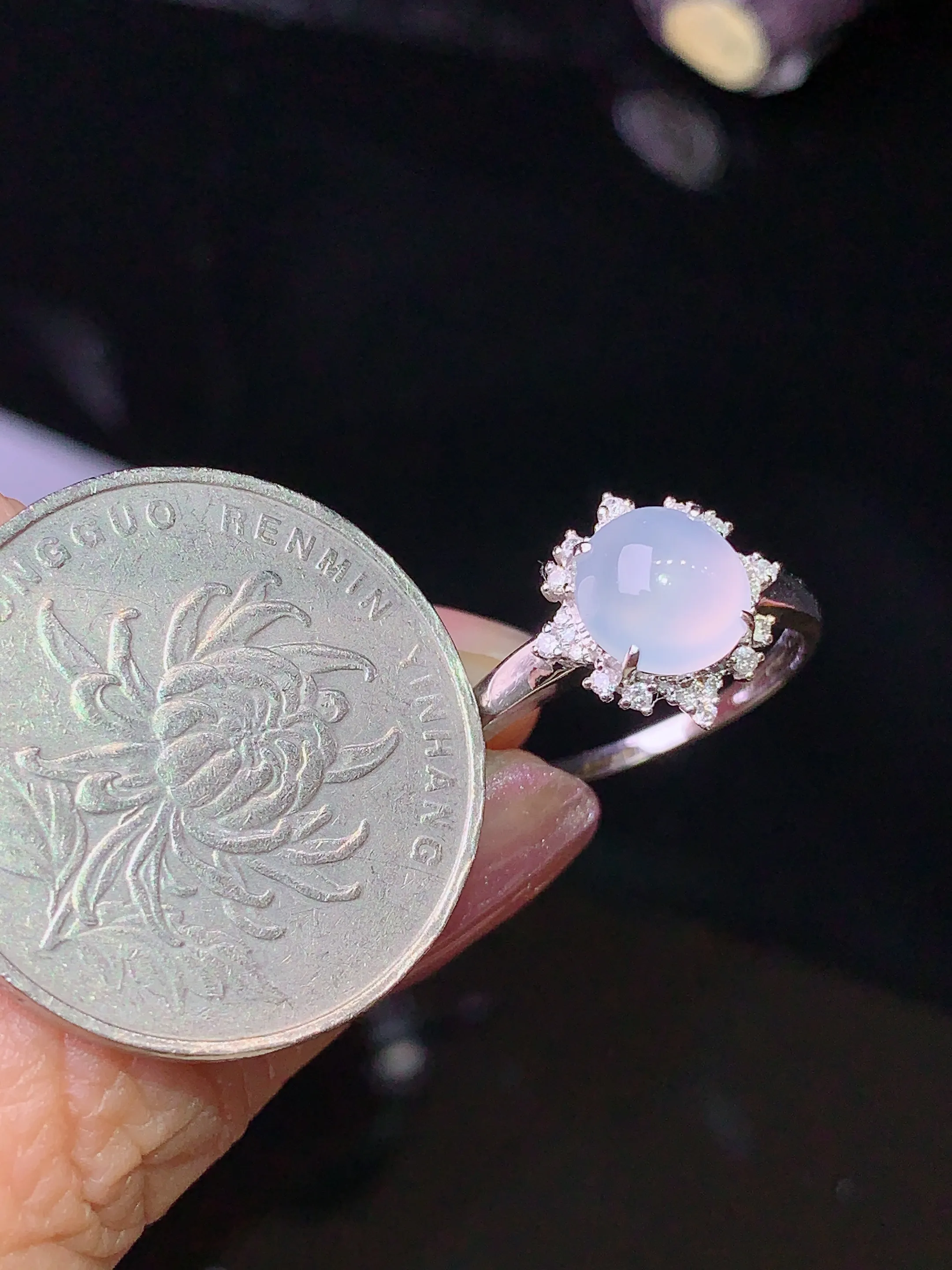 18k金钻镶嵌冰种蛋面戒指 玉质细腻 色泽清新艳丽 圈口14.5 整体尺寸11.6*7.3