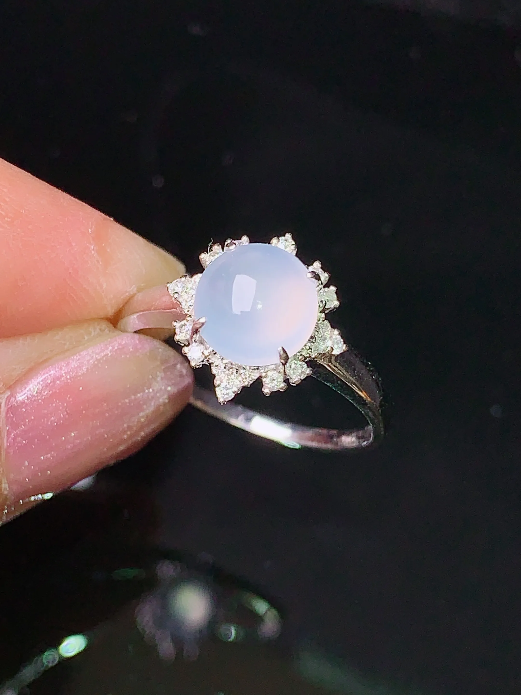 18k金钻镶嵌冰种蛋面戒指 玉质细腻 色泽清新艳丽 圈口14.5 整体尺寸11.6*7.3