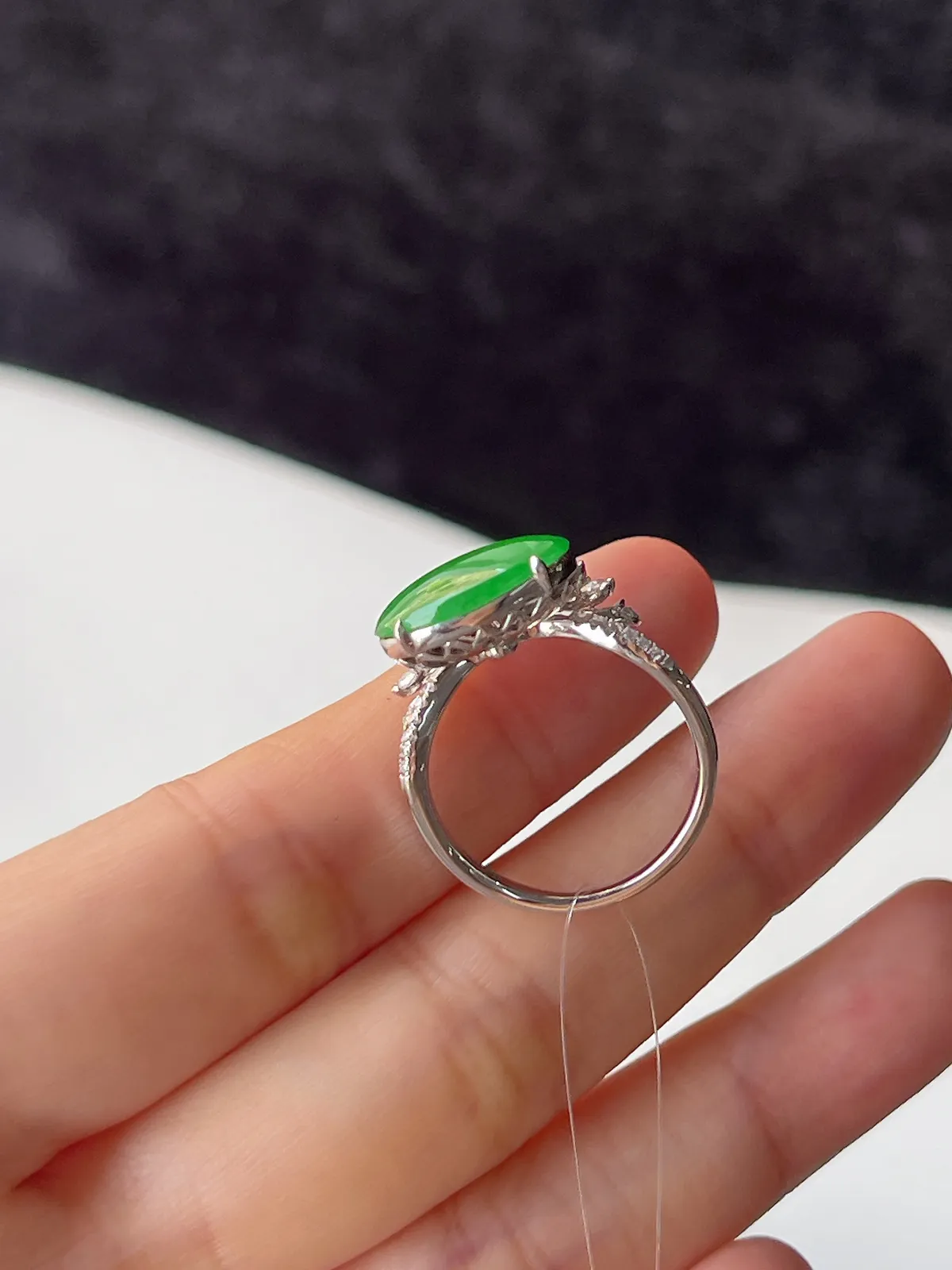 翡翠冰种绿色戒指，18k金伴钻石