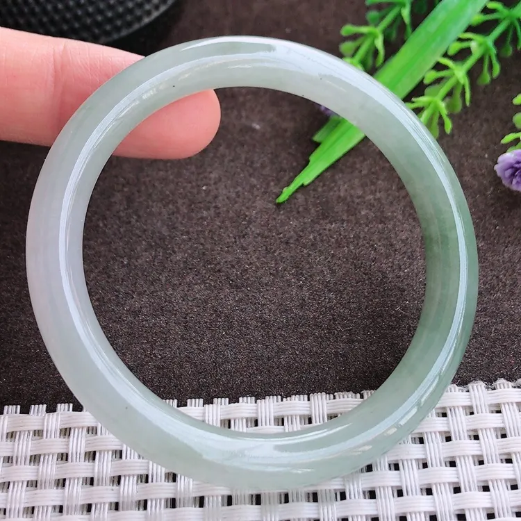 自然光，53.5圈口，老坑冰润起胶飘花圆条手镯，翡翠玉镯，玉质细腻，冰莹起胶，色泽鲜美，均匀靓丽，雕工精湛，意境优美，清秀灵气，优雅气质，尺寸53.5/8
