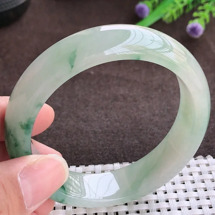 自然光，58圈口，老坑冰胶果冻冰飘花轮胎手镯，翡翠玉镯，玉质细腻，冰莹起胶，色泽鲜美，清秀灵气，优雅气质，尺寸58/15.6/8.3