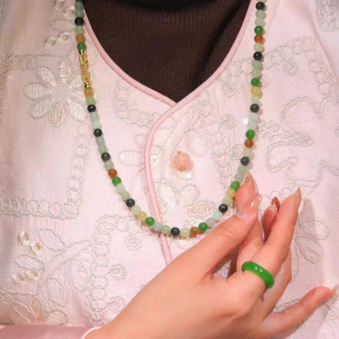 【楼兰三色.挂链】和田玉楼兰色108项链 
尺寸取一6mm重36.8克
和田玉楼兰色108项链 玉质温润细腻  整串打磨圆润，佩戴舒适。珠珠落玉盘，间关莺语花底滑，一生美好时光，无论身在何处，都有它相伴相守。事事顺遂，幸福美满，吉祥如意