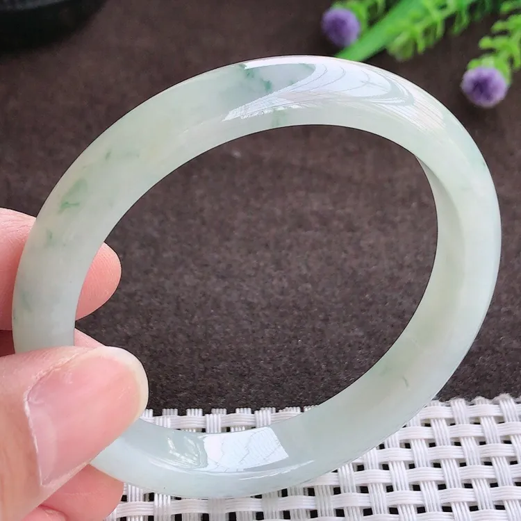 自然光，56圈口，老坑秀气冰润起胶飘花细条手镯，翡翠玉镯，玉质细腻，冰莹起胶，色泽鲜美，清秀灵气，优雅气质，尺寸56/10.5/7.4