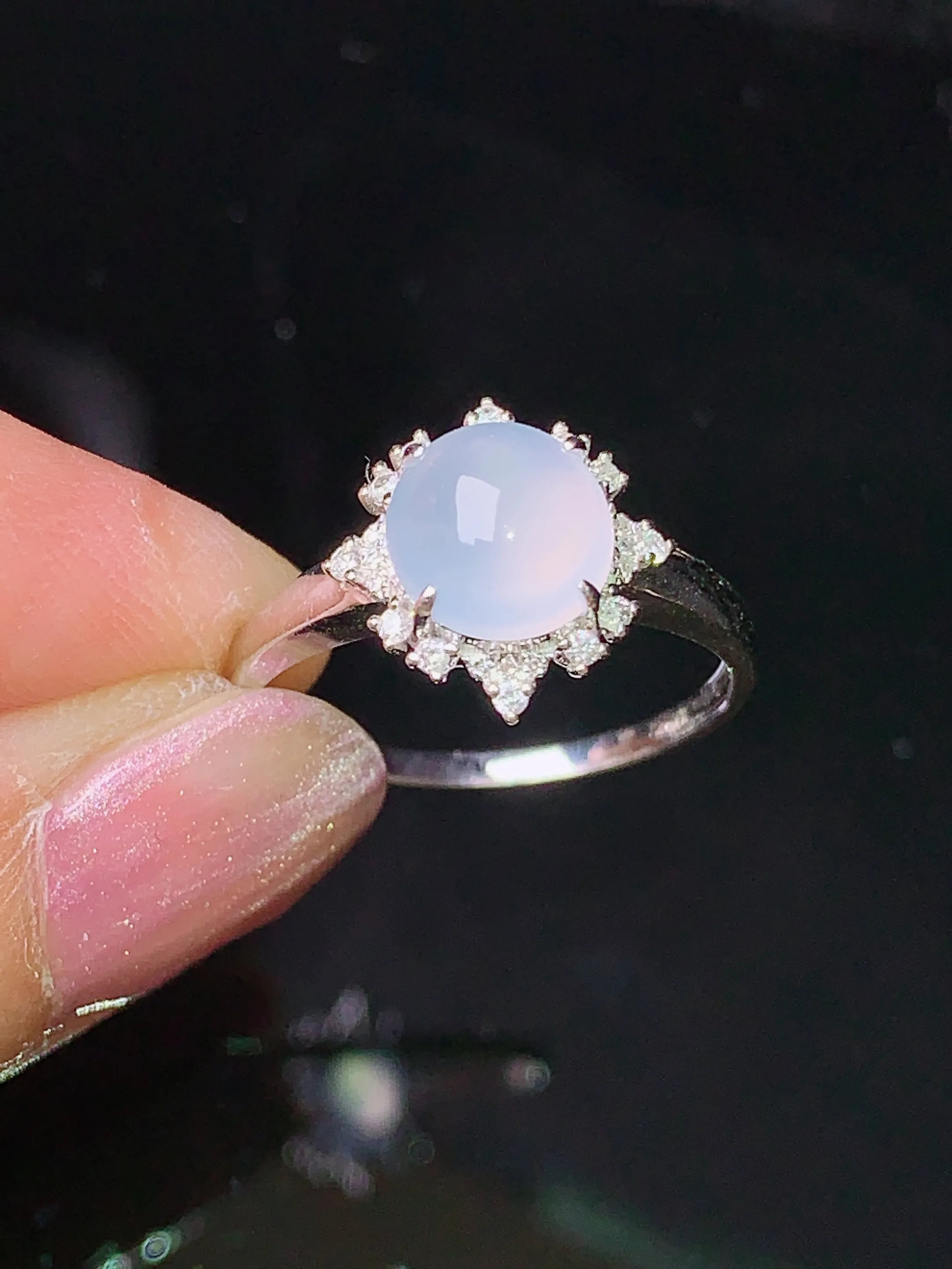 18k金钻镶嵌冰种蛋面戒指 玉质细腻 色泽清新艳丽 圈口14.5 整体尺寸11.6*7.3