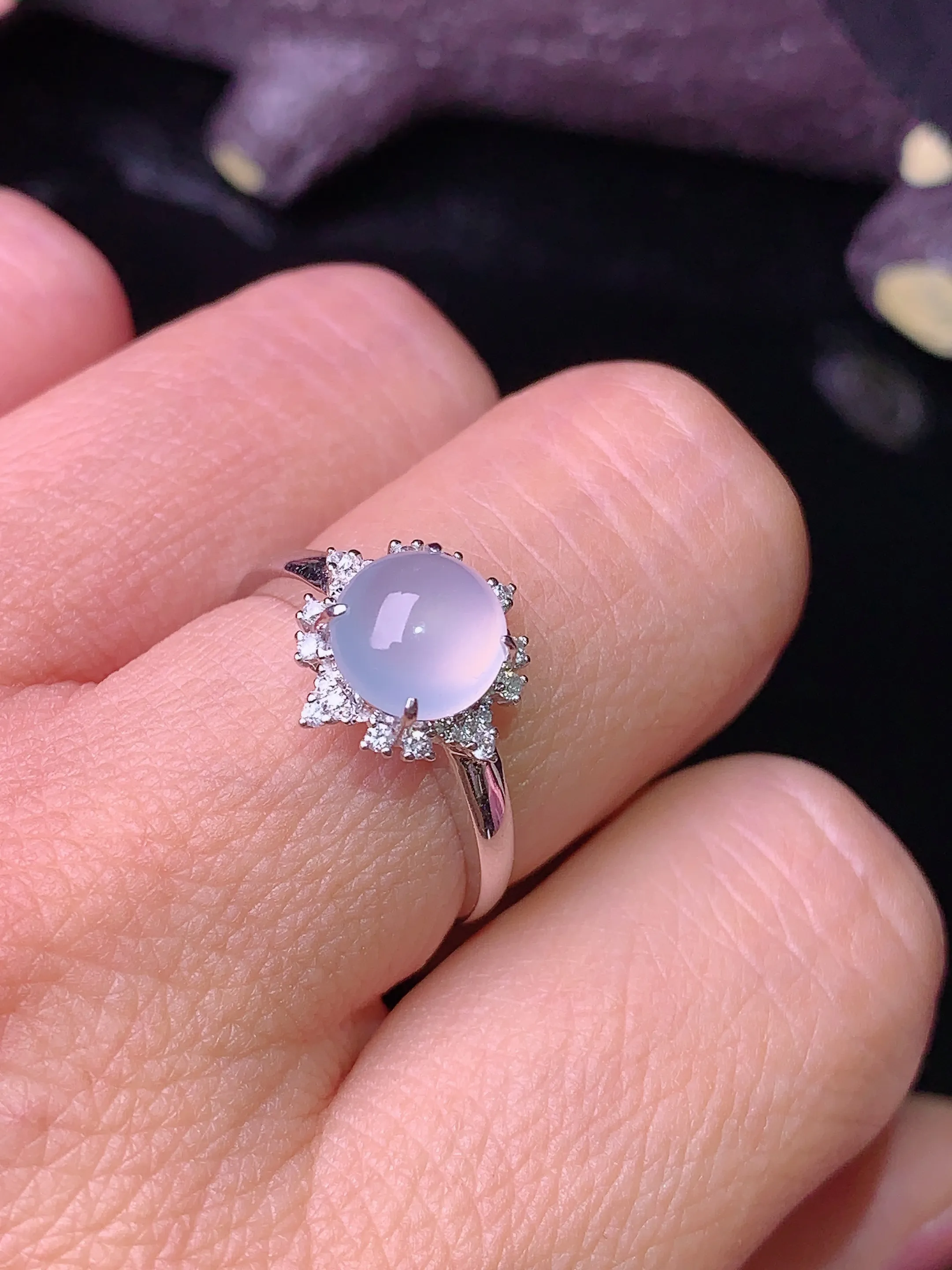 18k金钻镶嵌冰种蛋面戒指 玉质细腻 色泽清新艳丽 圈口14.5 整体尺寸11.6*7.3