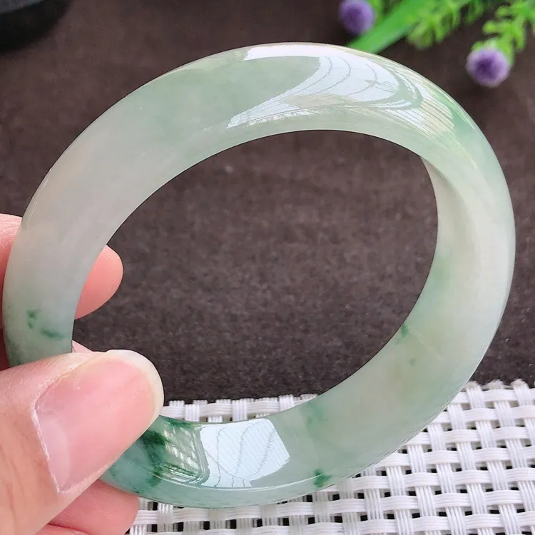 自然光，58圈口，老坑冰胶果冻冰飘花轮胎手镯，翡翠玉镯，玉质细腻，冰莹起胶，色泽鲜美，清秀灵气，优雅气质，尺寸58/15.6/8.3