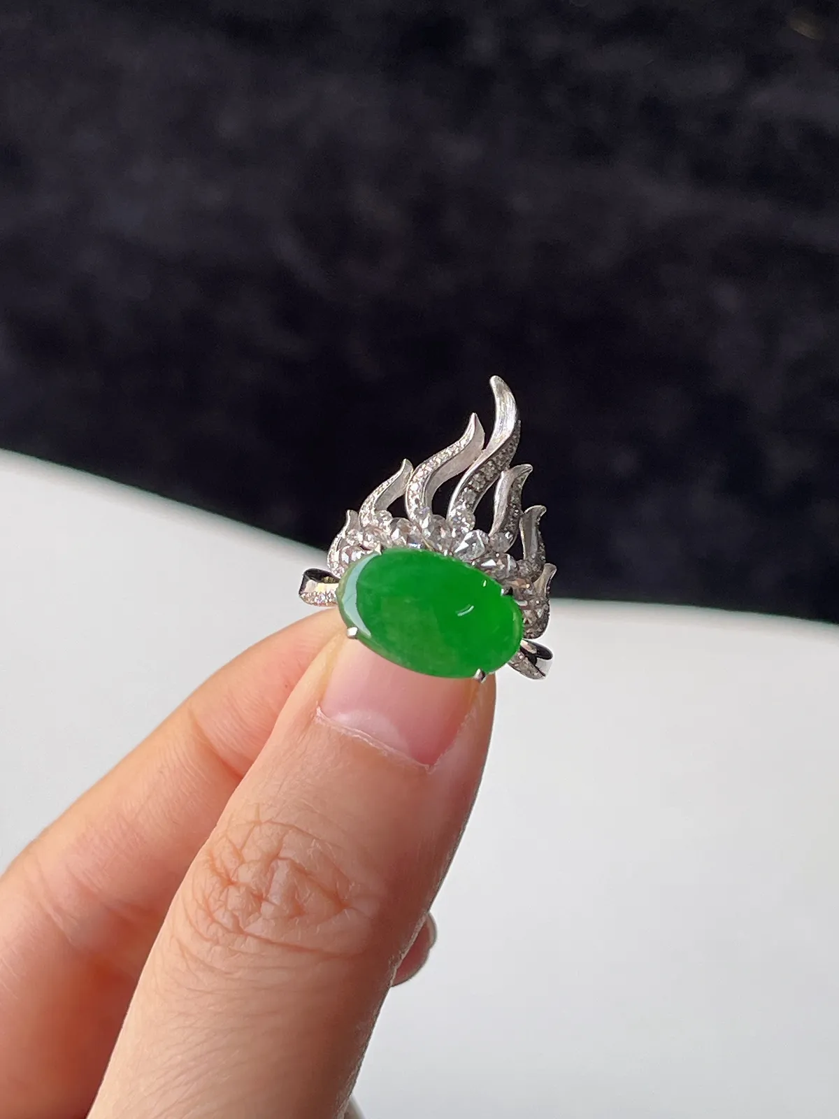 翡翠冰种绿色戒指，18k金伴钻石