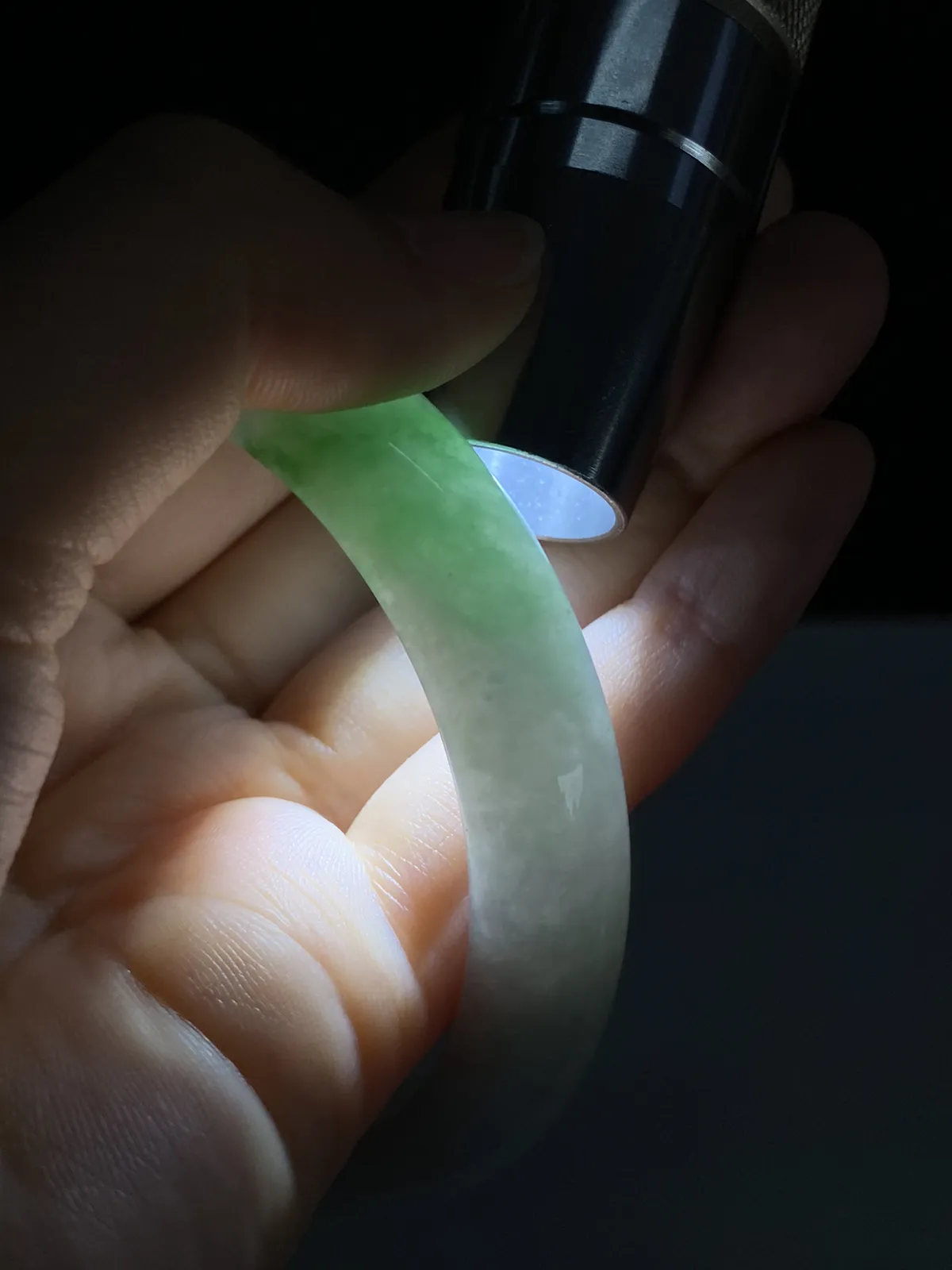 正圈58.4圈口，翡翠手镯，飘一片正阳绿，一抹烟紫，种老肉细底子通透，非常漂亮