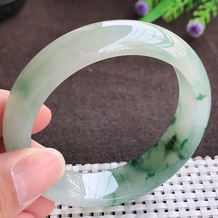 自然光，58圈口，老坑冰胶果冻冰飘花轮胎手镯，翡翠玉镯，玉质细腻，冰莹起胶，色泽鲜美，清秀灵气，优雅气质，尺寸58/15.6/8.3