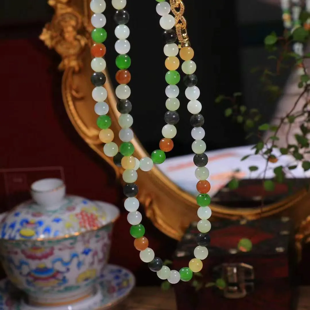 【楼兰三色.挂链】和田玉楼兰色108项链 
尺寸取一6mm重36.8克
和田玉楼兰色108项链 玉质温润细腻  整串打磨圆润，佩戴舒适。珠珠落玉盘，间关莺语花底滑，一生美好时光，无论身在何处，都有它相伴相守。事事顺遂，幸福美满，吉祥如意